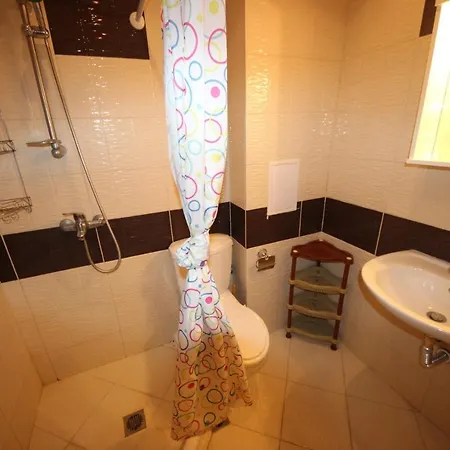 Amadeus Lux - Menada ساني بيتش